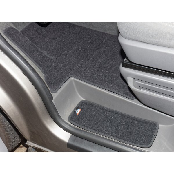 Set di tappetini in velluto per entrambi i gradini della cabina di guida, Design "nero", VW T6.1/T6/T5